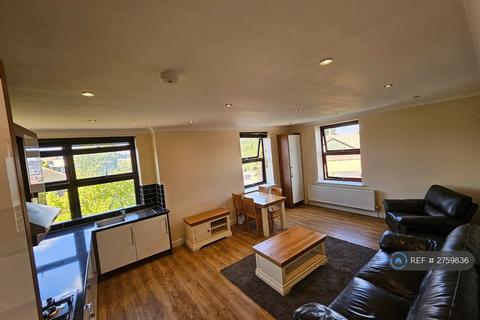 2 bedroom flat to rent, Parliament House, Slough, SL1
