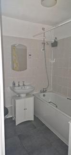 2 bedroom flat to rent, Top Floor Two Bedroom Flat To Let  Brent View Road  West Hendon  NW9