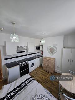 Studio to rent, Eade Road, London, N4