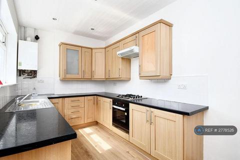 3 bedroom terraced house to rent, Trafford Road, Eccles, Manchester, M30