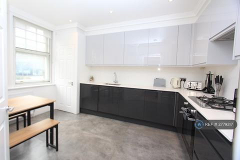 4 bedroom flat to rent, Warwick Mansions, London, NW3