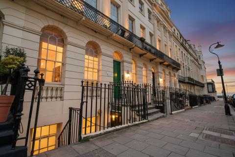 1 bedroom flat to rent, Oriental Place, Brighton, BN1