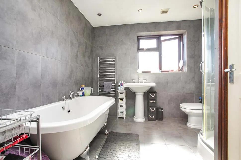 Family Bathroom to Side