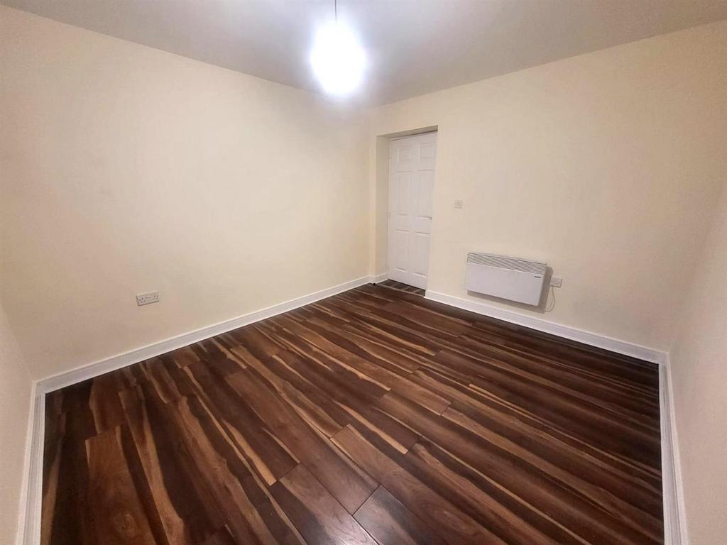 Bedroom 1 Pic 2