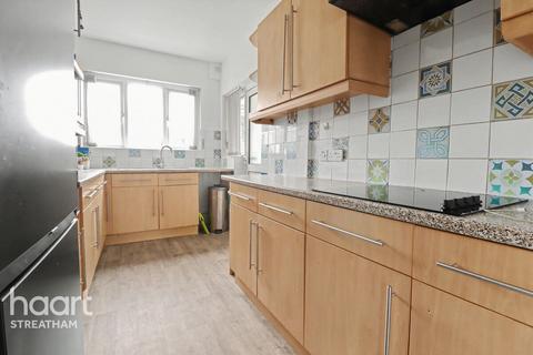 3 bedroom semi-detached house to rent, Christian Fields, SW16