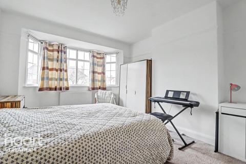 3 bedroom semi-detached house to rent, Christian Fields, SW16