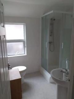 Studio to rent, Willesden High Road, Willesden
