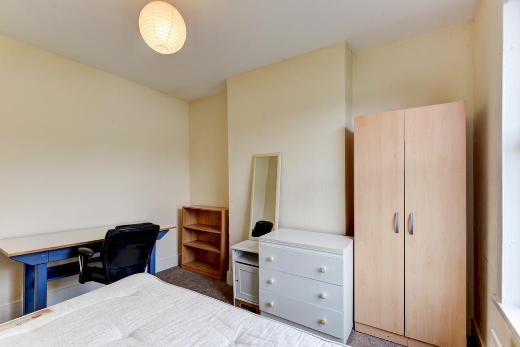 Bright, neatly presented double bedroom with a ...
