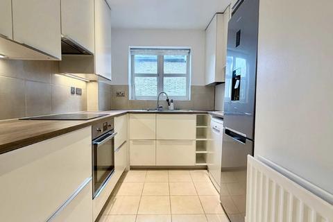 2 bedroom flat to rent, Sunningfields Road, London NW4