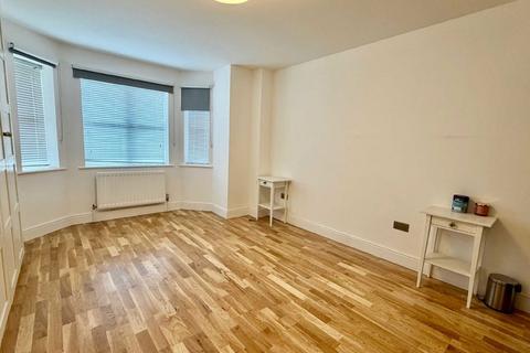 2 bedroom flat to rent, Sunningfields Road, London NW4