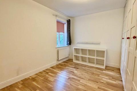 2 bedroom flat to rent, Sunningfields Road, London NW4