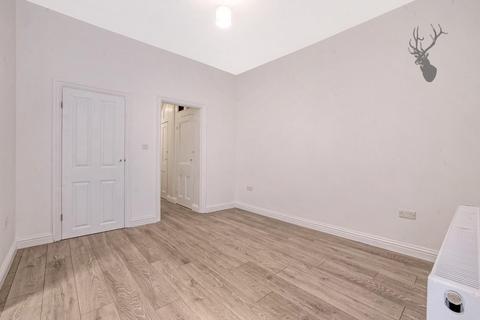 2 bedroom flat to rent, Burdett Avenue, Westcliff-On-Sea