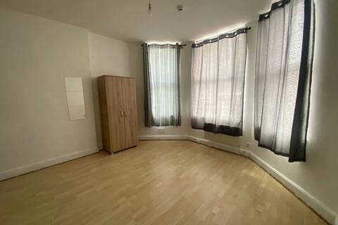 Studio to rent, Craven Park, Harlesden