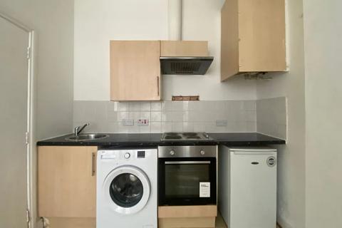 Studio to rent, Craven Park, Harlesden