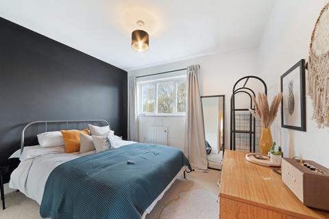 2 bedroom apartment to rent, Carpenter House, Trafalgar Gardens, E1