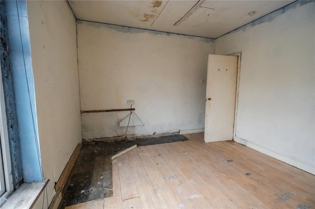 Bedroom 1 (2)