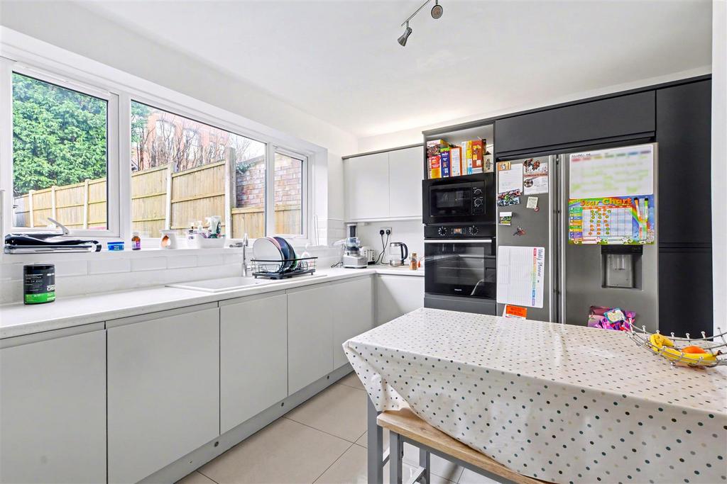 Kitchen 2.jpeg