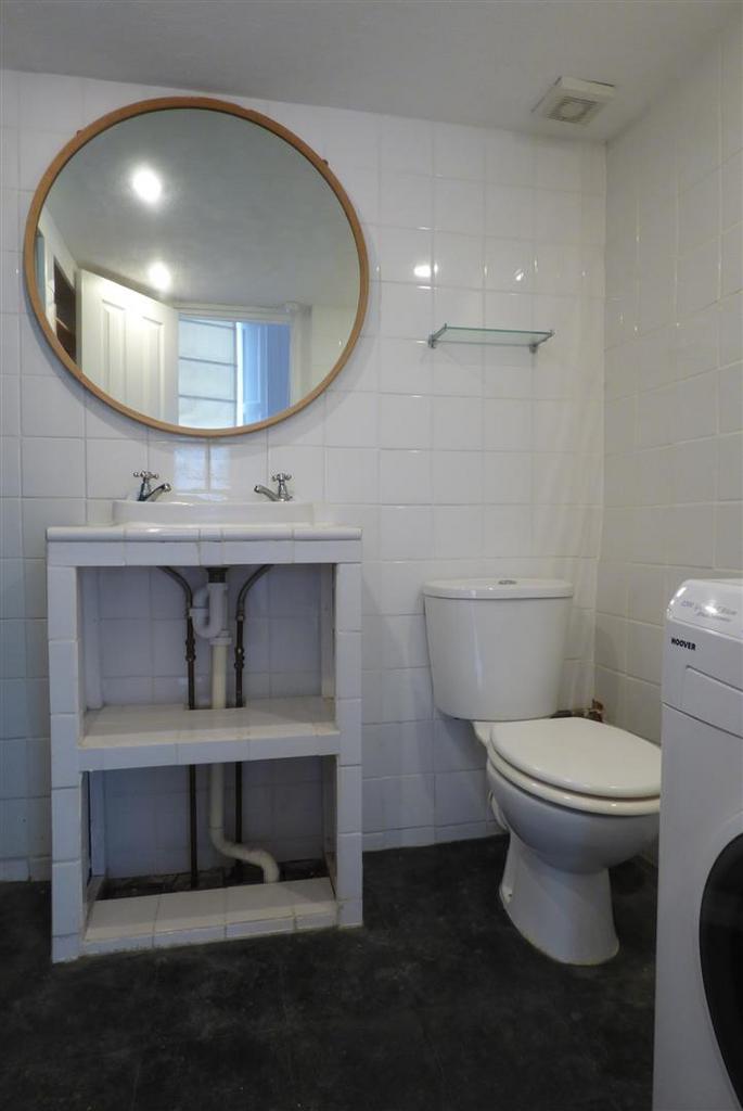 23 Brunswick Place - Bathroom (1).JPG