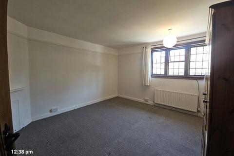 3 bedroom flat for sale, High Street, Limpsfield, Oxted, Surrey, RH8