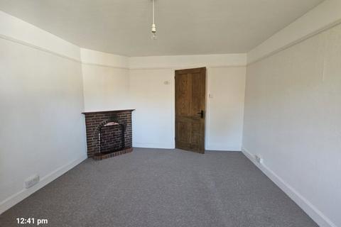3 bedroom flat for sale, High Street, Limpsfield, Oxted, Surrey, RH8