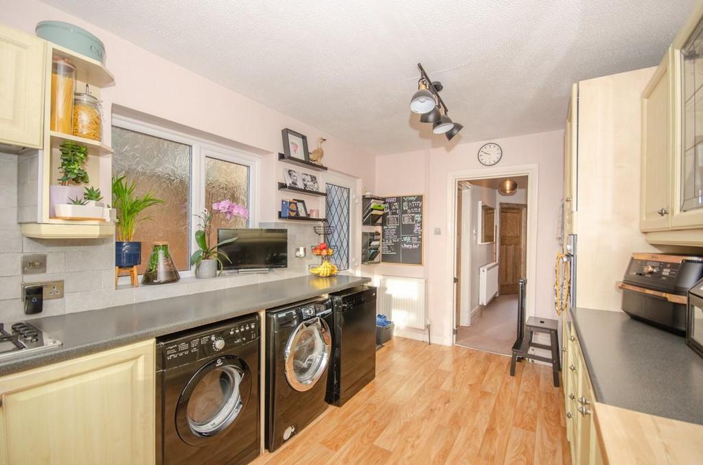 Kitchen pic 2.jpg