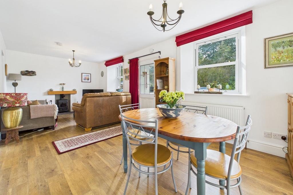 Sitting/dining room