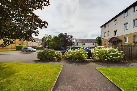 2 bedroom flat to rent, 19 Lees Court