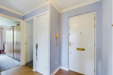 2 bedroom flat to rent, 19 Lees Court