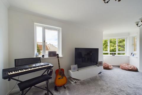 2 bedroom flat to rent, 19 Lees Court