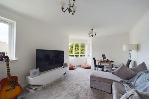 2 bedroom flat to rent, 19 Lees Court