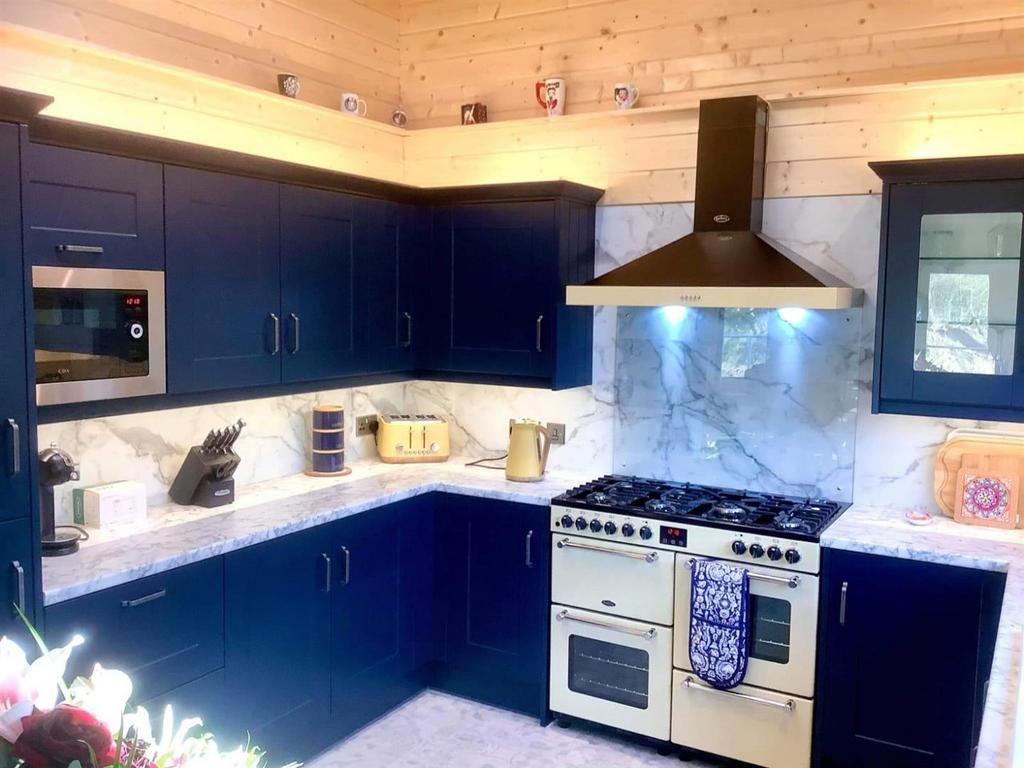 Kitchen 2.jpg