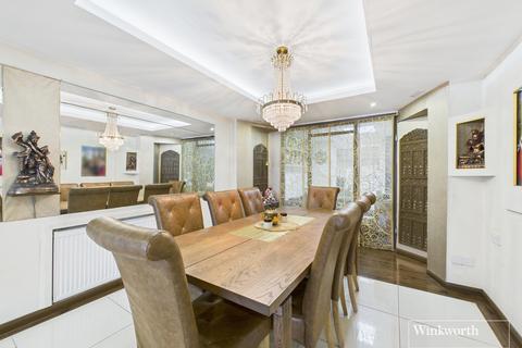 5 bedroom semi-detached house for sale, Brinkburn Gardens, Middlesex HA8