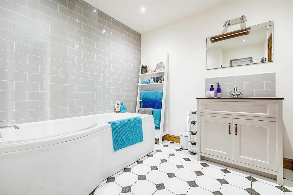 16d1c02b-A 20 FAMILY 20 BATHROOM 20-62.jpg