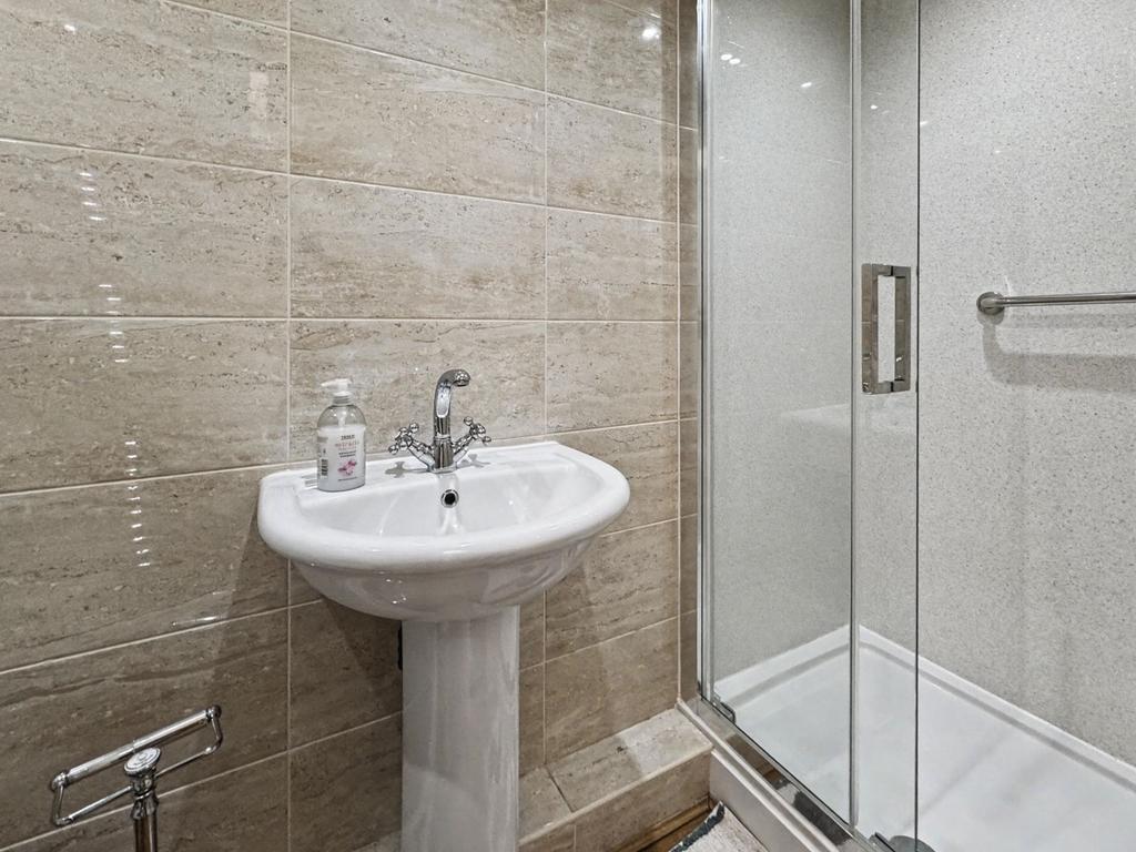 Wc &amp; Walk-in Shower