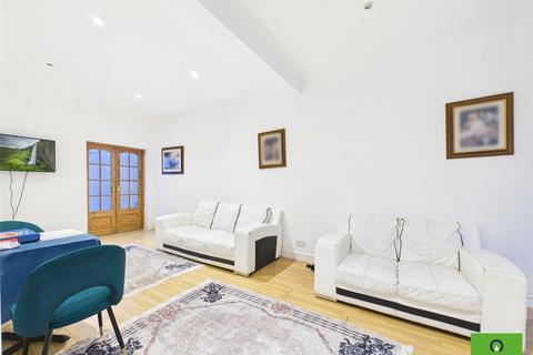 3 bedroom semi-detached house to rent, Kyme Road, Essex RM11
