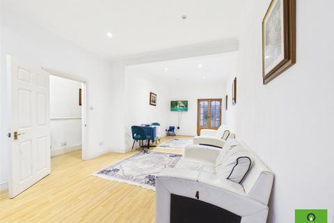 3 bedroom semi-detached house to rent, Kyme Road, Essex RM11