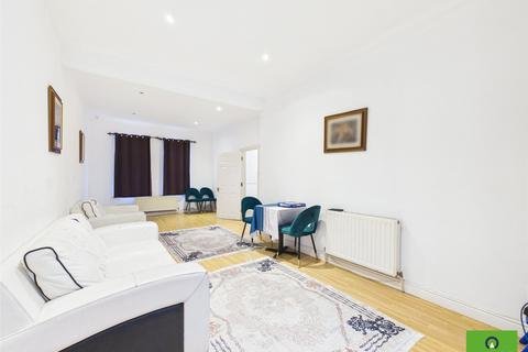 3 bedroom semi-detached house to rent, Kyme Road, Essex RM11