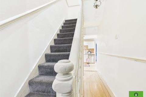 3 bedroom semi-detached house to rent, Kyme Road, Essex RM11