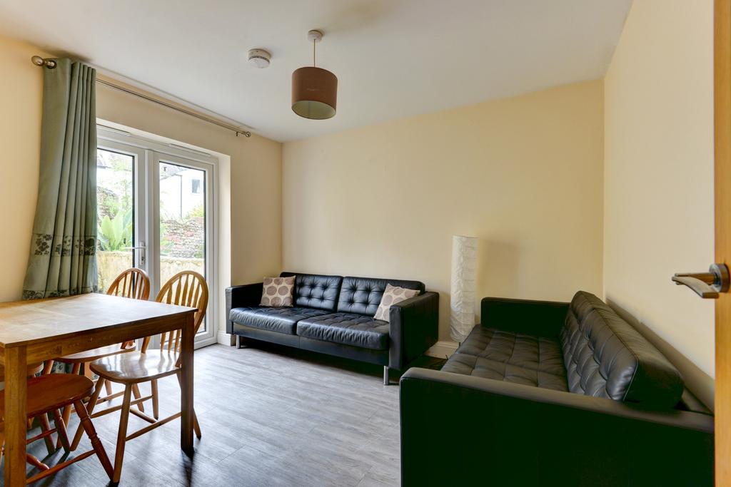 Bright, neatly presented living room with two s...