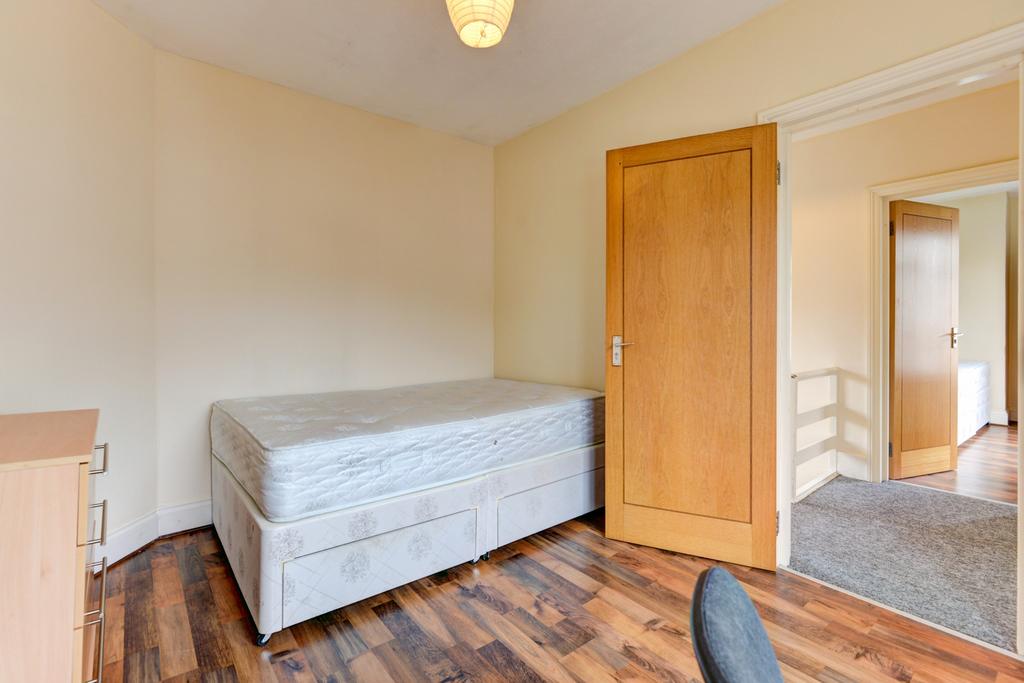 Neat single bedroom with a comfortable single b...