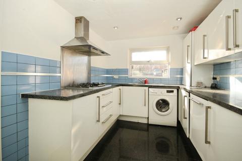 3 bedroom terraced house to rent, Carshalton Road, Mitcham, CR4