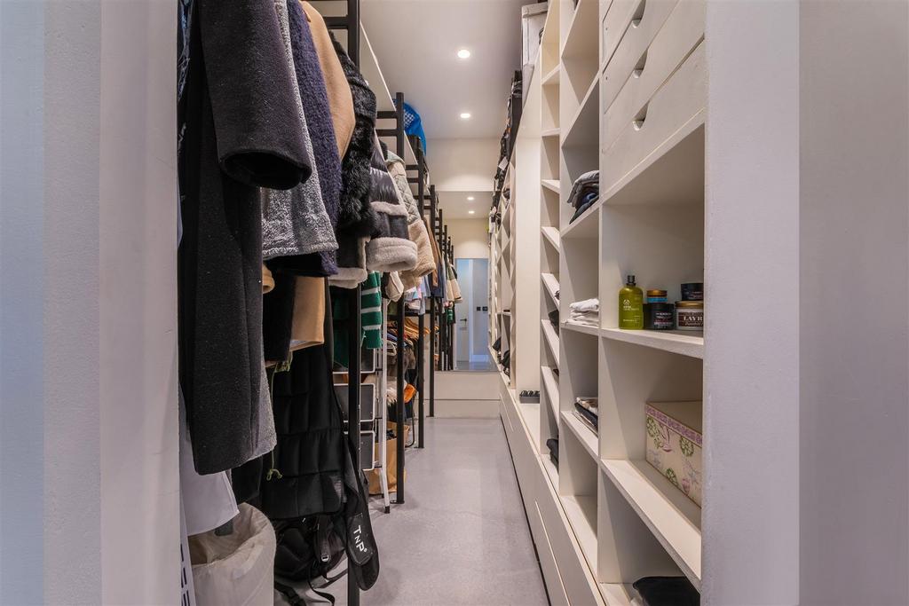DRESSINGROOM.jpg