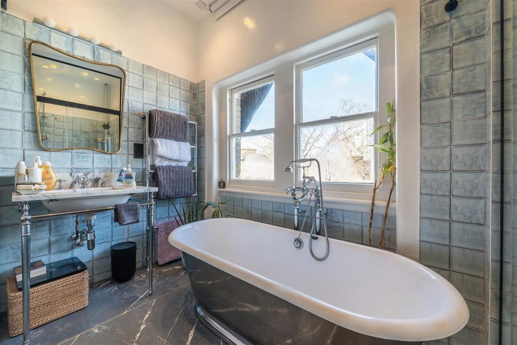 BATHROOM1.jpg