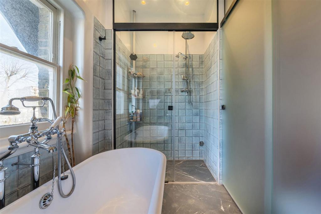 BATHROOM3.jpg