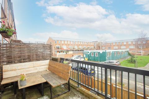 3 bedroom flat for sale, Hayling Close, London, N16