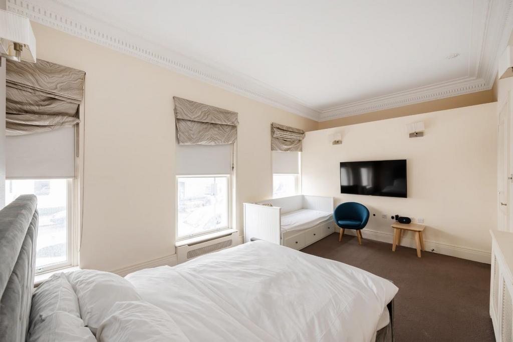 107 Lancaster Gate Hi-8.jpg