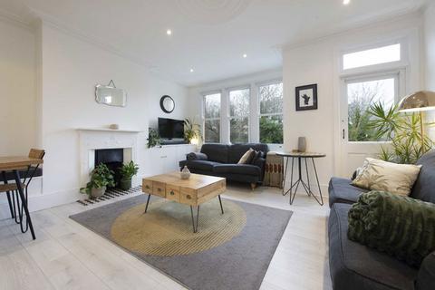 3 bedroom flat for sale, Squires Lane, LONDON N3