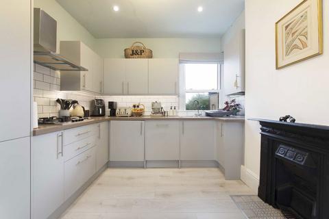 3 bedroom flat for sale, Squires Lane, LONDON N3