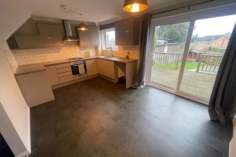 3 bedroom semi-detached house to rent, Fountains Road, Ipswich IP2