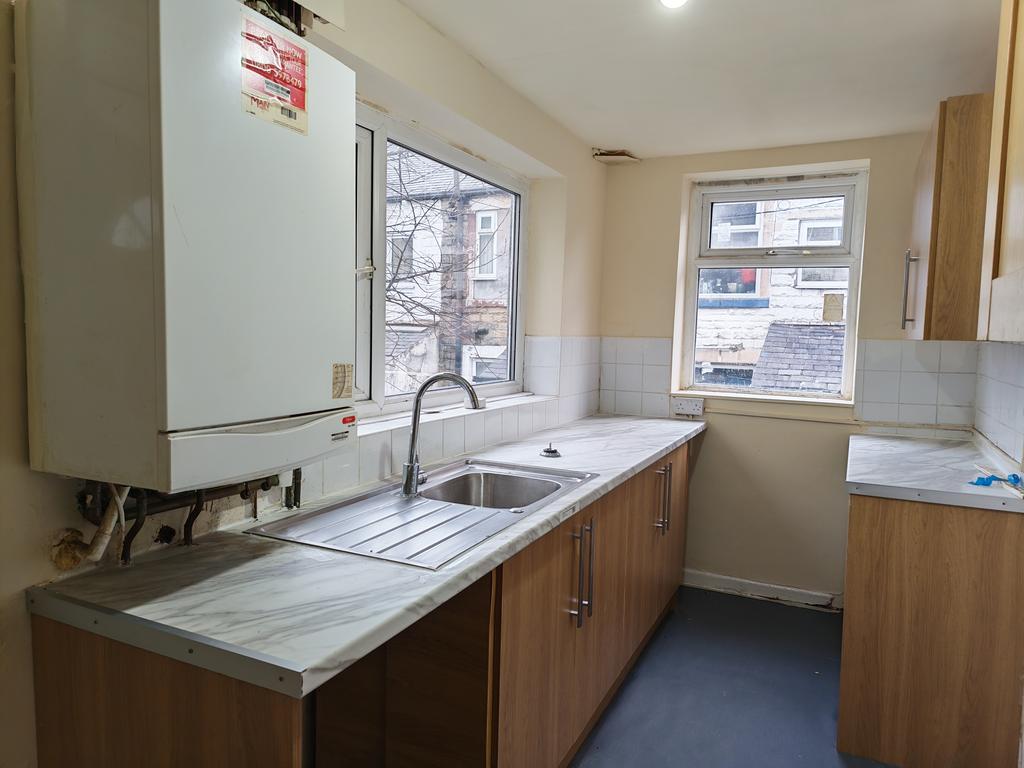 BB11 3 LF 100 Dall Street Burnley Kitchen 02.jpg...